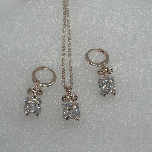 Elegant Rose Gold-Tone Cubic Zirconia Bow Necklace and Earrings Set - Picture 4 of 11